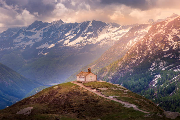 igreja acima da paisagem idílica dos alpes italianos – gran paradiso, itália - parque nacional de gran paradiso - fotografias e filmes do acervo