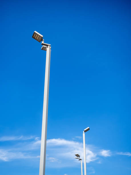 led-straßenbeleuchtung mast auf blauem himmel hintergrund. - floodlight blue sky day stock-fotos und bilder