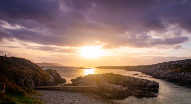 tramonto dorato su una baia rocciosa - kerry coast foto e immagini stock