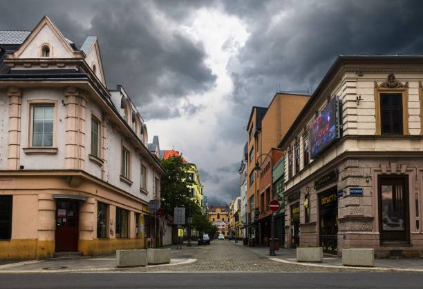 matinée nuageuse dans la célèbre rue stodolní dans la ville tchèque d’ostrava - ostrava photos et images de collection