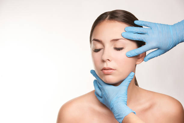 cosmetologista aplica mentoplastia. pele de menina da beleza fazer facelift no spa de cosmetologia. mulheres modelam tratamento - exfoliating scrub - fotografias e filmes do acervo