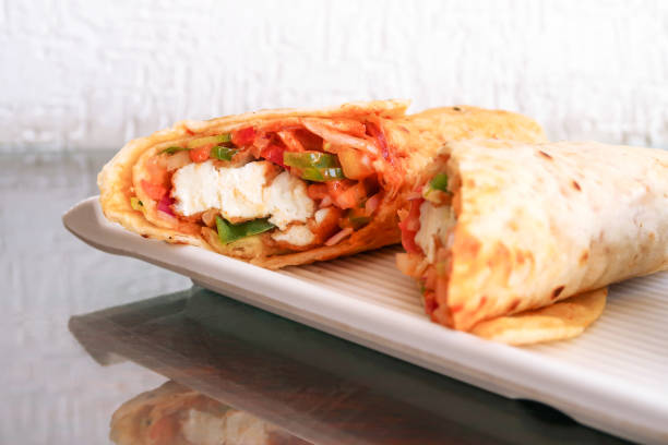 ser paneer kathi roll or wrap, wegetarianie indyjskie jedzenie - kati zdjęcia i obrazy z banku zdjęć