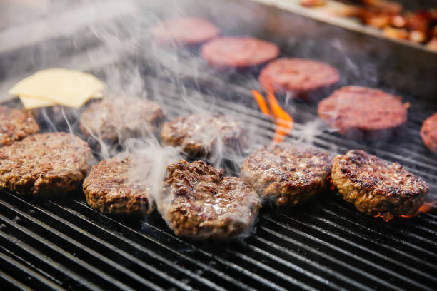 今夜はバーベキューパーティーをしましょう! - barbecue grill barbecue burger hamburger ストックフォトと画像