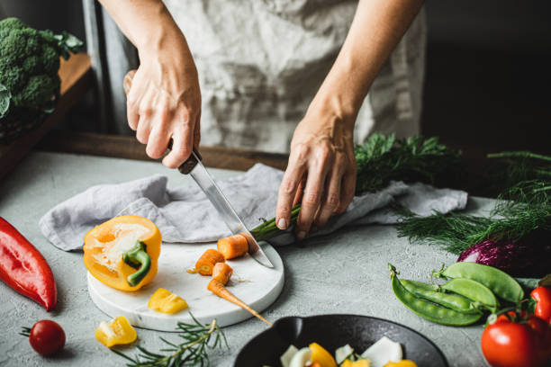 食べ物を準備する女性 - vegetable cutter ストックフォトと画像