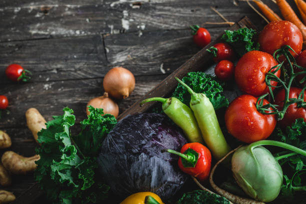 verduras orgánicas frescas en mesa de madera rústica - wood carrot vegetable farm fotografías e imágenes de stock