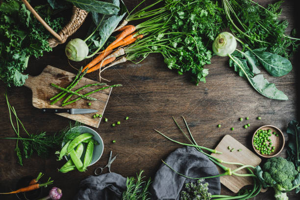 tagliare le verdure per fare insalata - food healthy eating carrot table foto e immagini stock