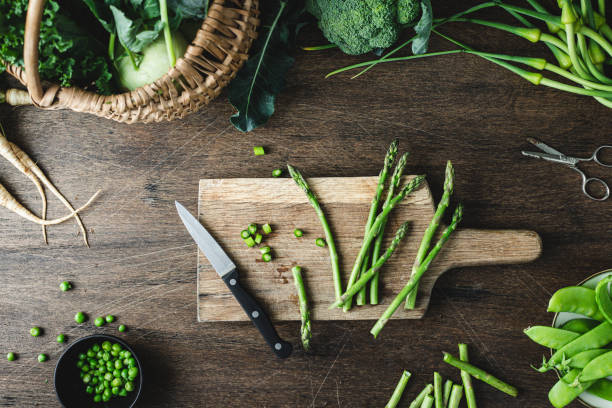 asparagus on a wooden chopping board - green asparagus imagens e fotografias de stock