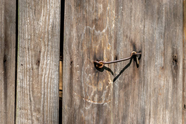 puerta rural de madera con cerradura metálica vieja - wood shutter rusty rust fotografías e imágenes de stock