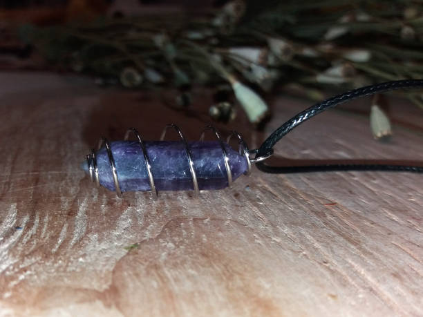 pingentes de pedras protetoras mágicas para bruxas - amethyst necklace gem purple - fotografias e filmes do acervo