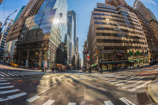 new york, manhattan, street intersection in the afternoon light - nook imagens e fotografias de stock