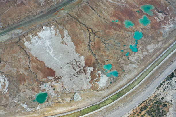 死んだ海の空中写真、イスラエルの近くのユダヤ砂漠 - dry sea riverbank mud ストックフォトと画像