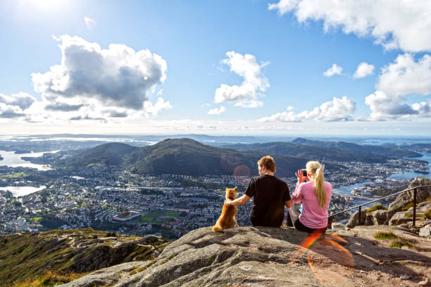 jeune couple se reposant sur le pic de montagne - nordic running photos et images de collection