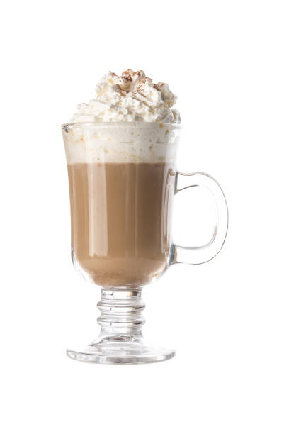 café latte com chantilly em caneca de café isolada em fundo branco - milk shake coffee latté cold - fotografias e filmes do acervo