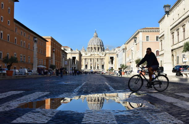 petersdom (vatikanstadt) pfützen reflexion. rom, italien. - blue rain rome italy stock-fotos und bilder