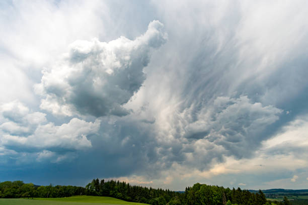 폭풍우 구름 - wintry landscape flash 뉴스 사진 이미지