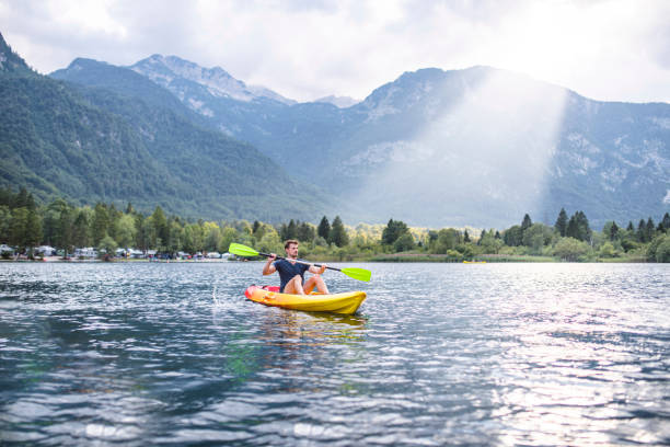 スロベニアで夏休みを楽しむ中年成人男性カヤッカー - julian alps lake bohinj lake bohinj ストックフォトと画像