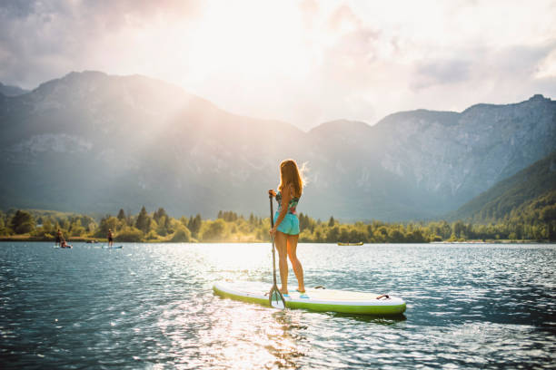 늦은 오후에 보힌지 호수에서 여자 패들보딩 - julian alps lake bohinj lake bohinj 뉴스 사진 이미지