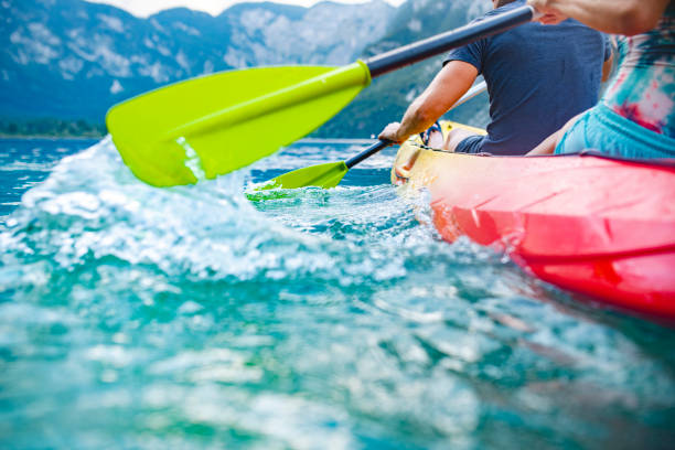 ボーヒニ湖の30代前半のパドリングカヤックでアクティブなカップル - julian alps lake bohinj lake bohinj ストックフォトと画像