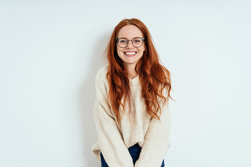 Mujer joven amigable sonriente que usa gafas photo