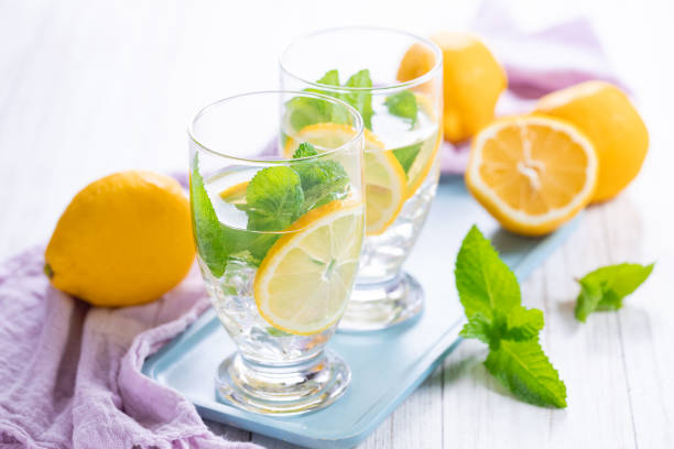 limonata con limone, menta e ghiaccio su tavolo di legno bianco - mentha rotundifolia foto e immagini stock