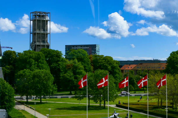 aarhus, dänemark - denmark house flag danish flag stock-fotos und bilder