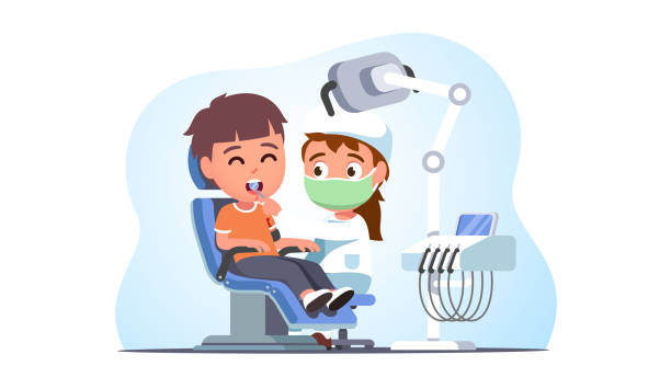 пациент малыш сидит в кресле и посещения стоматолога в стоматологической клинике. врач в маске изучает зубы человека в кабинете стоматолог - dentist dentist office dentists chair cartoon stock illustrations