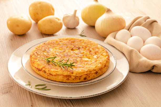 испанский омлет с картофелем, испанская кухня. тортилья эспаньола - omelet breakfast eggs onion стоковые фото и изображения