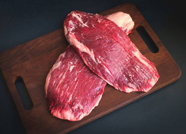 raw flank beef on a wooden board top view - flank steak imagens e fotografias de stock