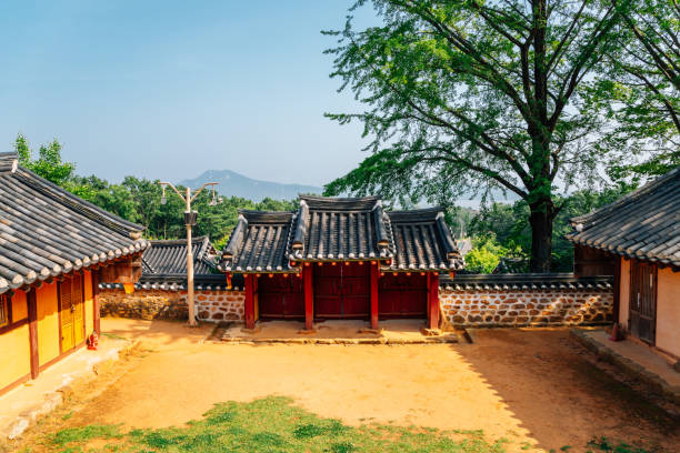 школа конфуцианского университета кёдун хянгё в гангва-гуне, инчхон, корея - confucian стоковые фото и изображения