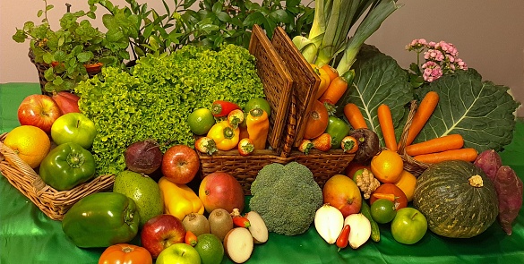 Delicious fruits, vegetables and greens that cannot be lacking in a healthy diet rich in vitamins and minerals.