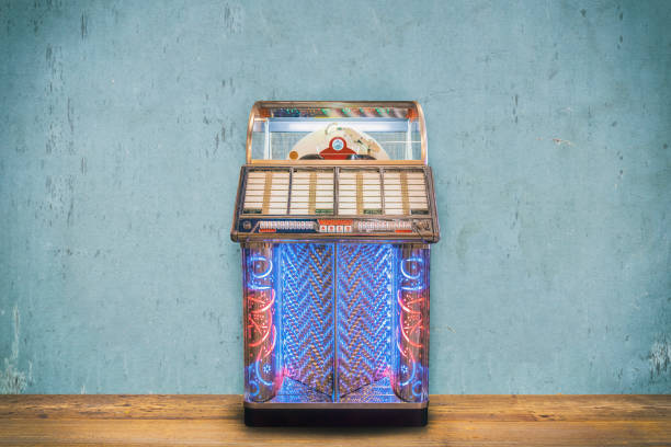 jukebox vintage colorido em frente a uma parede azul intemperada - 1960s style 1950s style record retro revival - fotografias e filmes do acervo
