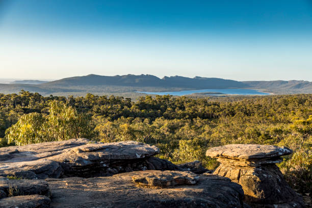 schöne aussicht vom reed lookout im grampians national park in victoria, australien an einem sonnigen tag im sommer. - australian culture scenics australia panoramic stock-fotos und bilder