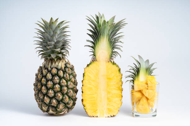 fruta de piña fresca entera y piezas de corte sobre fondo blanco - pineapple sour taste full tropical climate fotografías e imágenes de stock