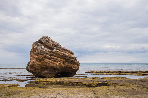 Gran roca en una playa photo