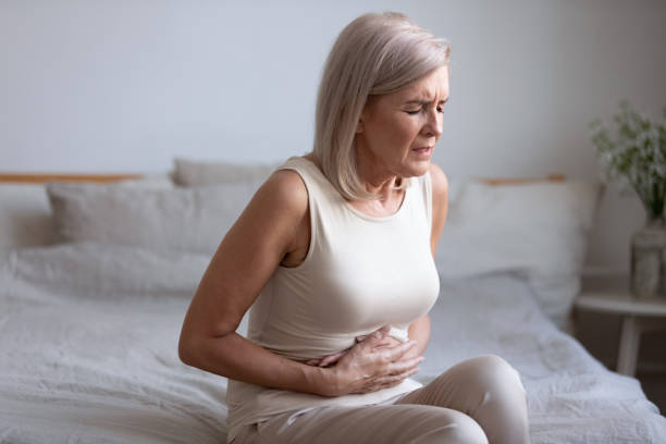 건강에 해로운 중년 여성은 강한 복통으로 고통받고 있습니다. - holding stomach 뉴스 사진 이미지