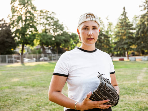 istock Young woman playing softball 1251350606