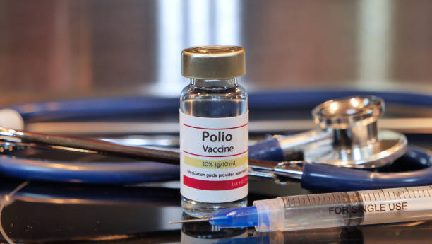 vía de la vacuna contra la poliomielitis sobre un fondo de acero inoxidable - vacunación antipoliomielítica fotografías e imágenes de stock