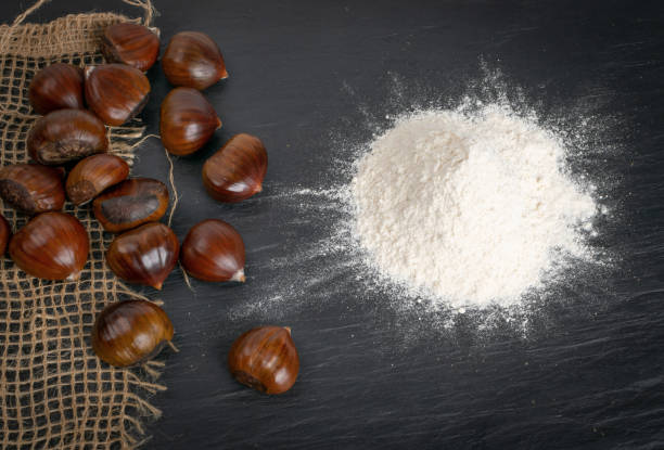 harina de castaña con castañas dulces comestibles, comida navideña - chestnut close up close to macro fotografías e imágenes de stock