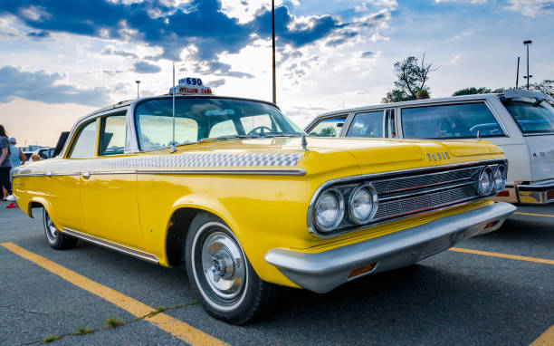 1964 dodge custom 880 sedán taxi - hubcap chrome wheel car fotografías e imágenes de stock