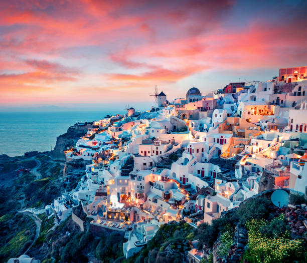 impresionante vista nocturna de la isla de santorini. pintoresca puesta de sol de primavera en el famoso complejo griego oia, grecia, europa. fondo conceptual de viaje. estilo artístico post foto procesada. - santorini greece villa beach fotografías e imágenes de stock