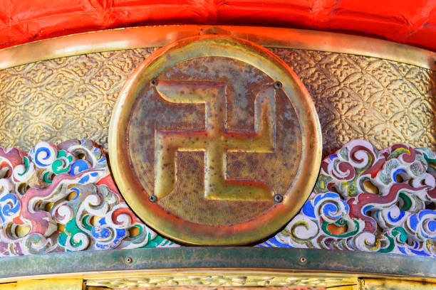 japońska swastyka buddyjska manji lub sauwastika na złotym metalu. - swastyka hinduska zdjęcia i obrazy z banku zdjęć