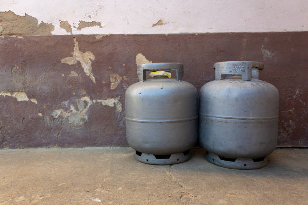 coppia di gas vicino a un vecchio muro - bombola foto e immagini stock