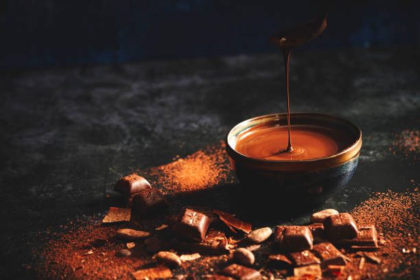 zubereitung feinster hausgemachter schokolade mit nüssen - finest stock-fotos und bilder