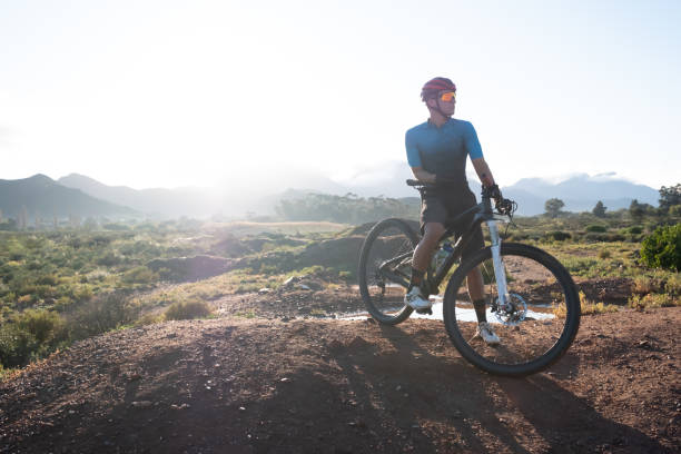 ciclista de montaña en un montículo - foto de stock