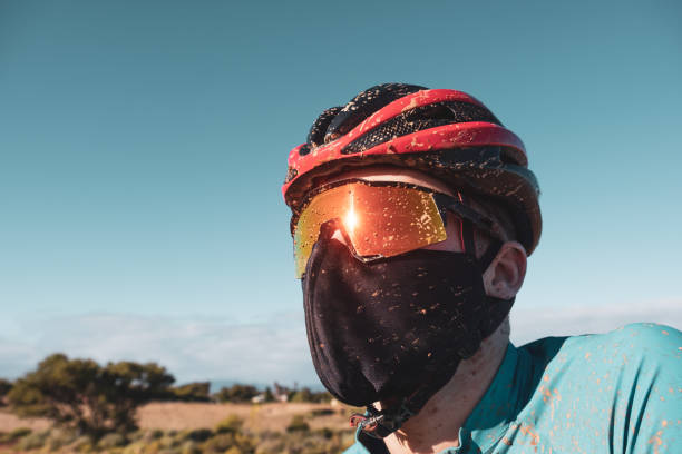 retrato de um mountain biker - foto de acervo