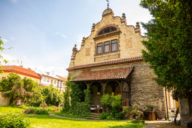 a vila de obereigner é um edifício neo-renascentista-art nouveau criado pela reconstrução de um celeiro barroco, podebrady, república tcheca - neo baroque - fotografias e filmes do acervo