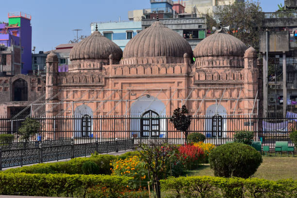 the lalbagh fort mosque in dhaka, bangladesh - lalbagh imagens e fotografias de stock