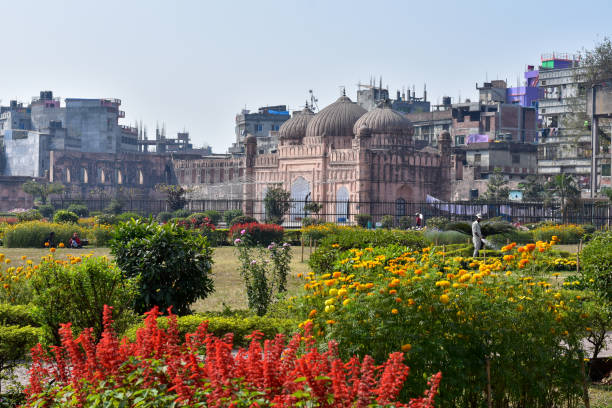 мечеть форта лалбах в дакке, бангладеш - lalbagh стоковые фото и изображения