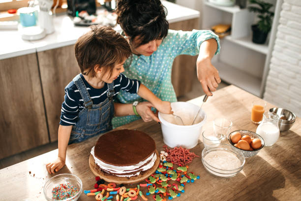 誕生日ケーキを飾る。 - cake birthday domestic kitchen child ストックフォトと画像