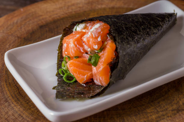 白い皿に白い背景のサーモンテマキ寿司 - temaki food sushi salmon ストックフォトと画像